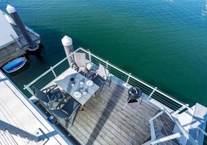 Schwimmendes Haus am Pier