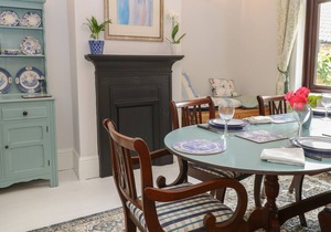 SEA POINT, family friendly, character holiday cottage in Mundesley