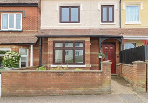 SEA POINT, family friendly, character holiday cottage in Mundesley