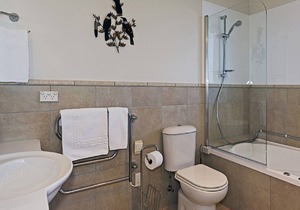 Seasbreeze 3 - Spacious, Sunny Nelson Holiday Home with Sea Views!