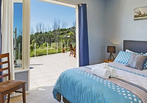 Seasbreeze 3 - Spacious, Sunny Nelson Holiday Home with Sea Views!