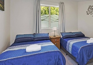 Seasbreeze 3 - Spacious, Sunny Nelson Holiday Home with Sea Views!