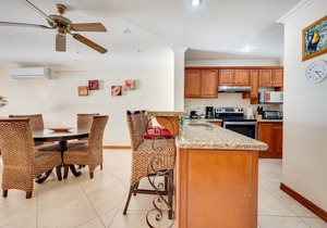 Second-floor apartment with ocean & mountain views, outdoor pool & lanai, AC