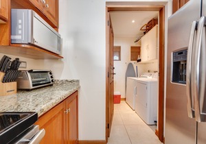 Second-floor apartment with ocean & mountain views, outdoor pool & lanai, AC