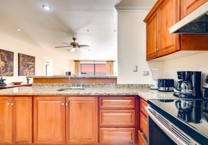 Second-floor apartment with ocean & mountain views, outdoor pool & lanai, AC