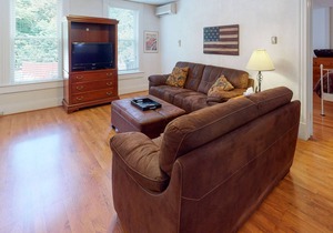 Second floor condo close to Keuka Lake with city view, fast WiFi, and balcony