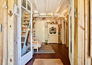 Second line: pretty hut in the 44 Hectares