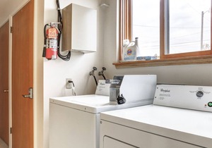 Secure upstairs Apt great for small family, convenient to dwtn and Parks!