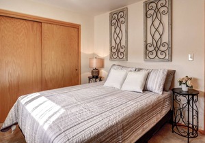 Secure upstairs Apt great for small family, convenient to dwtn and Parks!