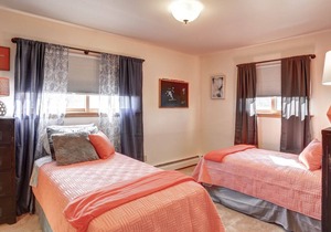 Secure upstairs Apt great for small family, convenient to dwtn and Parks!