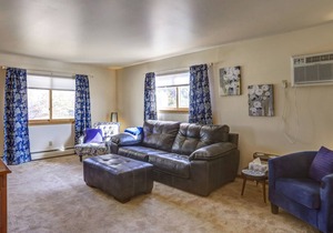 Secure upstairs Apt great for small family, convenient to dwtn and Parks!