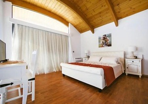 Semi-detached house, Lardos