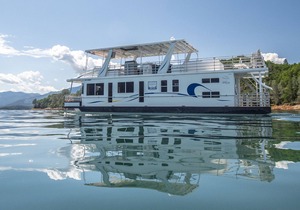 Shasta Marina at Packers Bay's Thoroughbred Houseboat