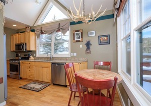Ski-in/out 4BR Luxury Saddle Ridge Townhome in Moonlight Basin, Hot Tub, Views