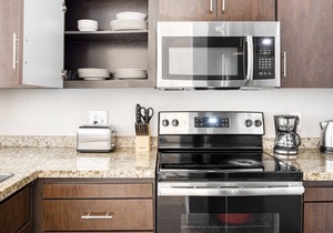 Sleek Emeryville 1BR w/ Gym, W/D & Pool, walk to Safeway, by Blueground