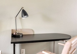 Sleek Glendale 2BR w/Gym, Pool & Jacuzzi, walk to Bars, by Blueground