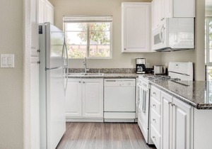 Sleek Glendale 2BR w/Gym, Pool & Jacuzzi, walk to Bars, by Blueground