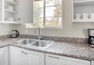 Sleek Glendale 2BR w/Gym, Pool & Jacuzzi, walk to Bars, by Blueground