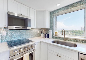 Snowbird-friendly Gulf-front condo with pool, hot tub, fitness room, & AC
