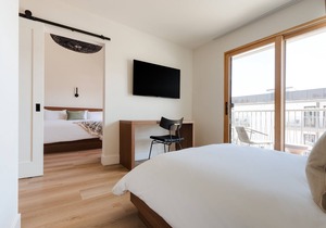 Sonder Lüm | King Suite w/ Balcony Pool View