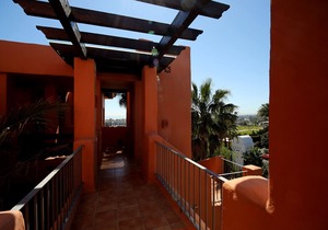 Sotoserena Tropical design and tropical garden apartment -sleeps 4-Gym,Sauna, Pools