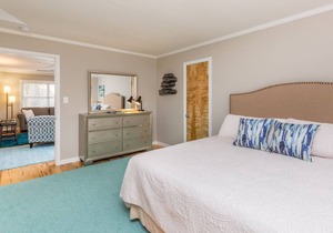 Spacious 1BR w/ KING Bed Near Hospital & Downtown