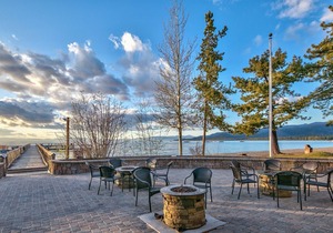 Spacious 3 Bedroom plus Loft Lakefront Townhome by RedAwning