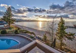 Spacious 3 Bedroom plus Loft Lakefront Townhome by RedAwning