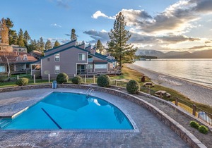 Spacious 3 Bedroom plus Loft Lakefront Townhome by RedAwning