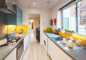 Spacious 4-bed house in Crewe by 53 Degrees Property, ideal for Contractors & Business, FREE parking - sleeps 7