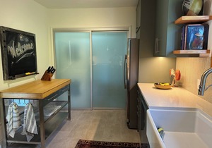 Spacious and airy Silverlake Treehouse with sweeping views.