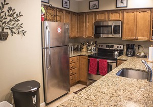 Spacious & cheerful Pico slopeside Condo - Walk to lift & ski back! J101
