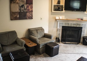 Spacious & cheerful Pico slopeside Condo - Walk to lift & ski back! J101