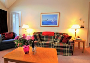 Spacious & cheerful Pico slopeside Condo - Walk to lift & ski back! Pico 304