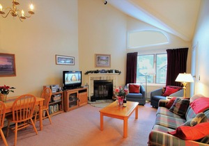 Spacious & cheerful Pico slopeside Condo - Walk to lift & ski back! Pico 304