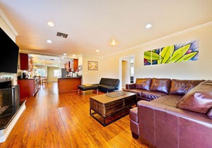 Spacious home with a private hot tub & enclosed yard - just minutes from Disney