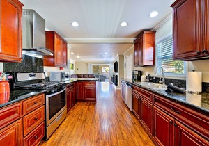 Spacious home with a private hot tub & enclosed yard - just minutes from Disney