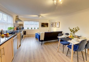 Spacious, modern 2 bed apt w/parking & Netflix