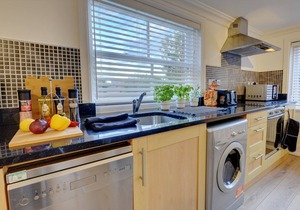 Spacious, modern 2 bed apt w/parking & Netflix