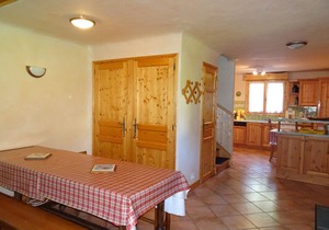 Spacious Triplex for 12, Terrace, Fireplace, Garage