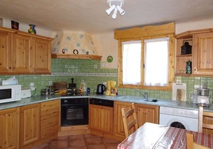 Spacious Triplex for 12, Terrace, Fireplace, Garage