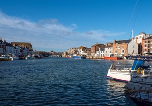 Spacious top floor apartment minutes walk from the beach and shops