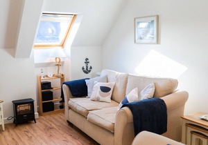 Spacious top floor apartment minutes walk from the beach and shops