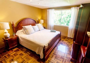 Spectacular Golf course views. Gated. Quiet. 15 min to SJO Airport