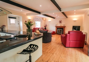 ST HILDA'S COTTAGE, pet friendly, with hot tub in Hinderwell