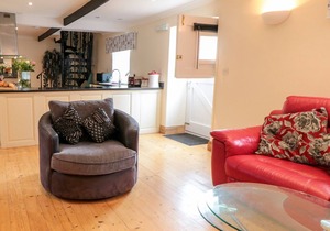 ST HILDA'S COTTAGE, pet friendly, with hot tub in Hinderwell