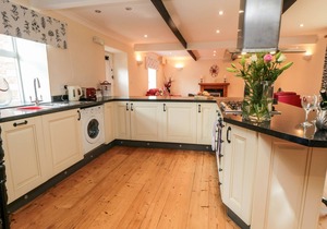 ST HILDA'S COTTAGE, pet friendly, with hot tub in Hinderwell