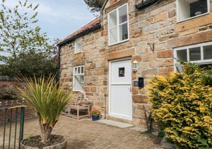 ST HILDA'S COTTAGE, pet friendly, with hot tub in Hinderwell