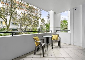 St Leonards- HERB8 - Herbert Street - Modern 1BR with Balcony, Parking Pool in St Leonards