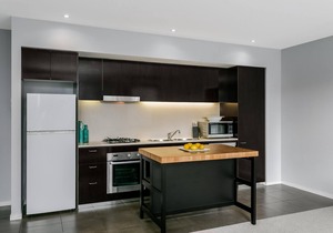 St Leonards- TRNT2 - Albany Street - Spacious 2BR with Sunny Balcony, Parking Walk to Cafes